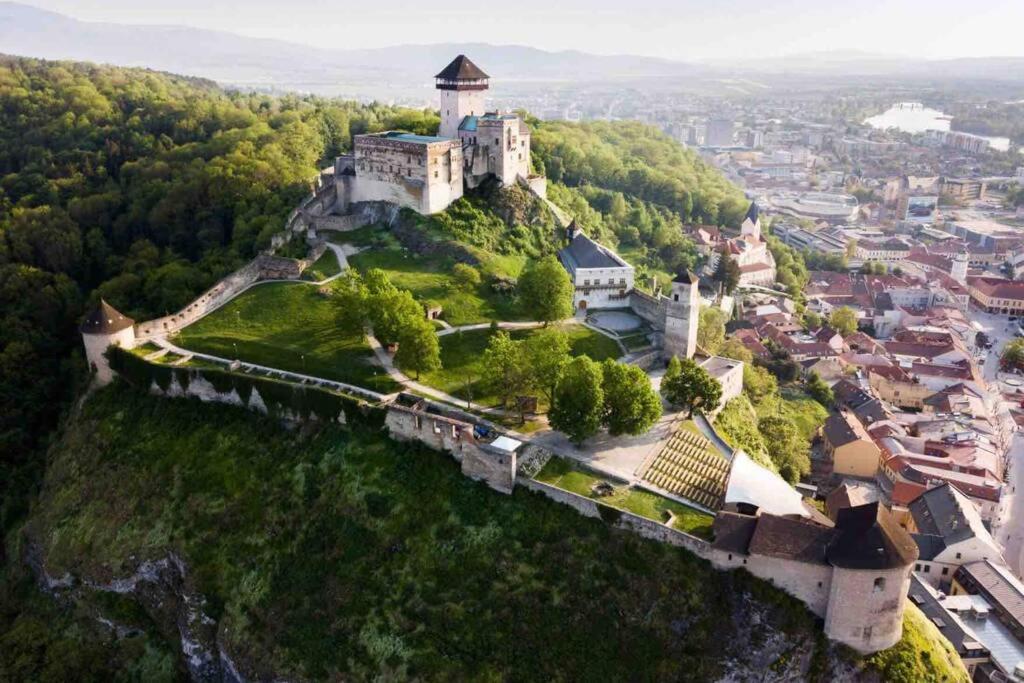 Tichy Apartman Blizko Centra Apartment Trencin Bagian luar foto